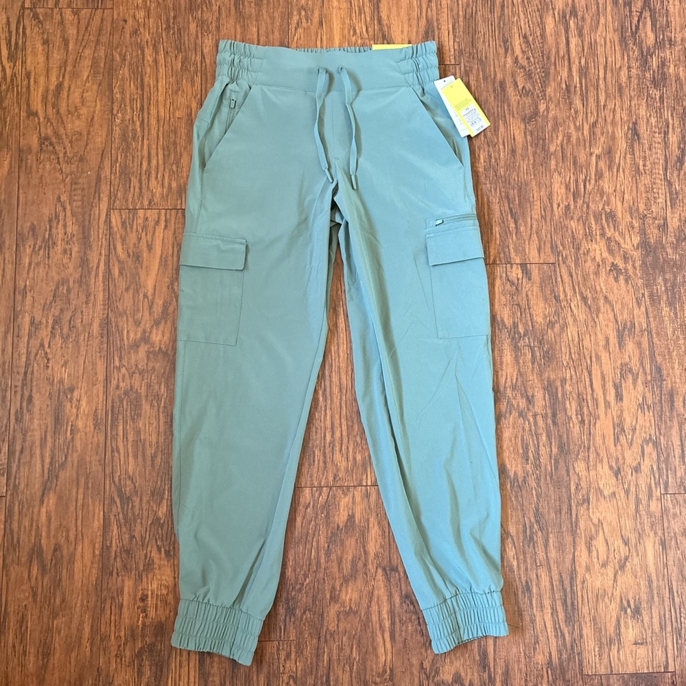 BRAND NEW WITH TAGS ALL IN MOTION MID-RISE CARGO PANT SIZE XS